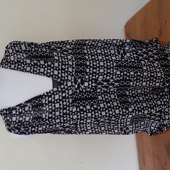 Vince Camuto Tops - VINCE CAMUTO Geometric Black and White Sleeveless Top Size Large